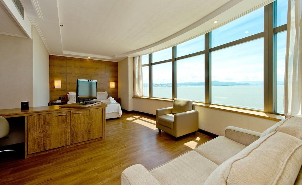 Majestic Palace Hotel Florianópolis Exteriér fotografie A suite at the hotel