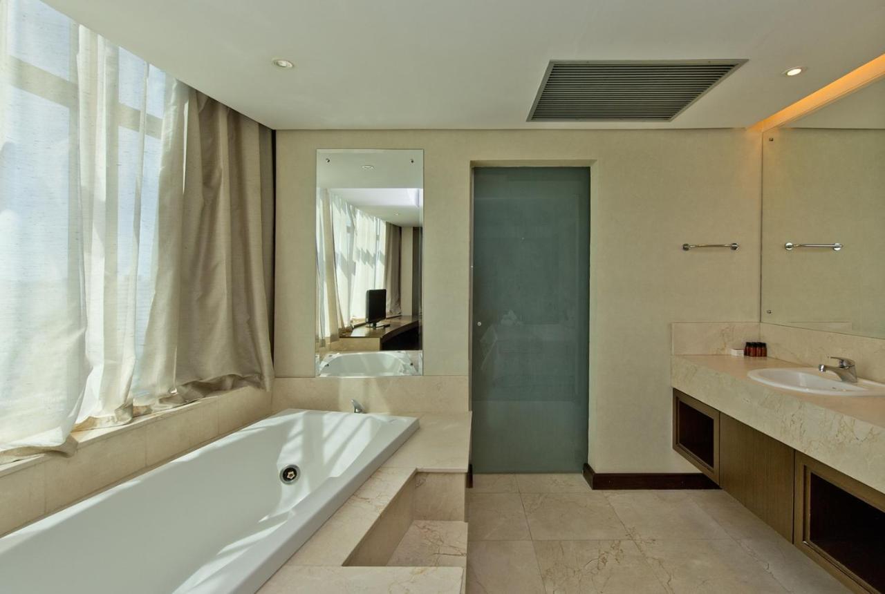 Majestic Palace Hotel Florianópolis Exteriér fotografie A bathroom with a shower door