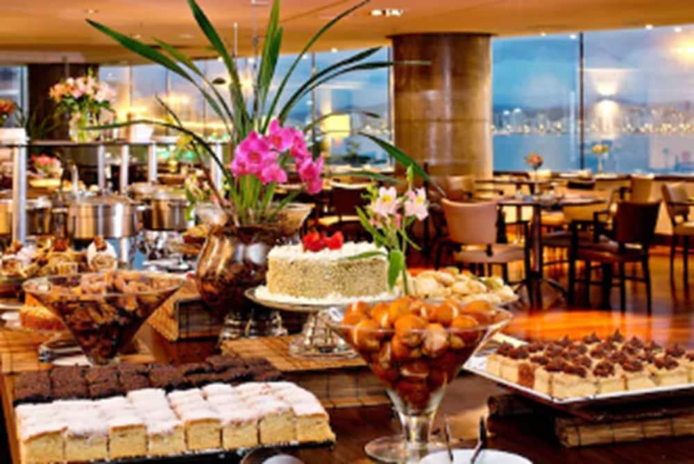 Majestic Palace Hotel Florianópolis Exteriér fotografie A buffet at a hotel