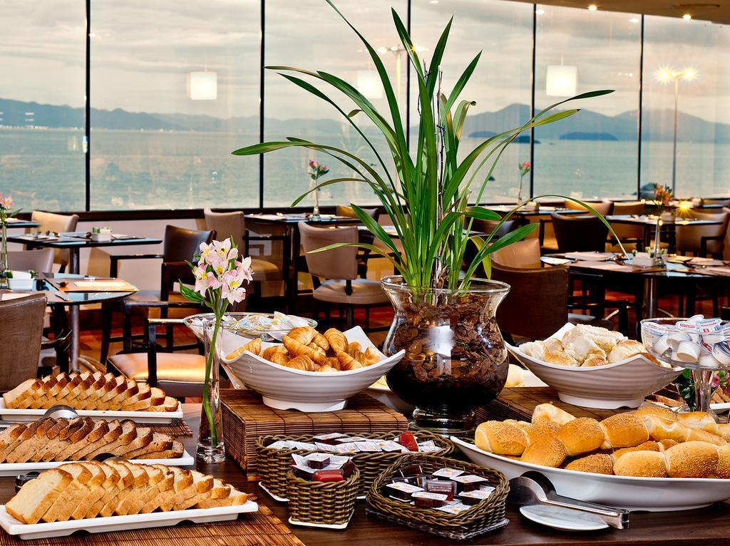 Majestic Palace Hotel Florianópolis Exteriér fotografie A buffet at a hotel